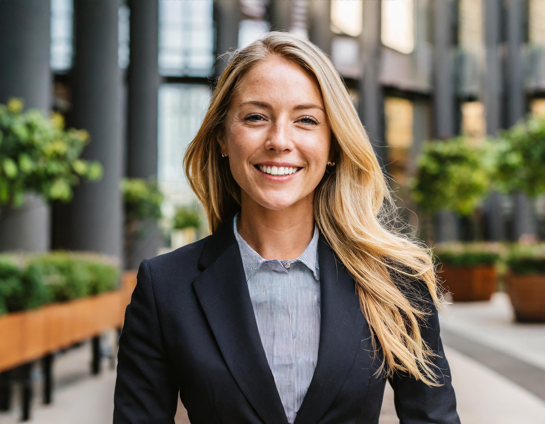 Claudia Weber, weibliche Steuerfachkraft mit freundlichem Gesicht